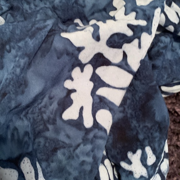 Long, beautiful dress. Smoke & pet free. - Picture 9 of 9